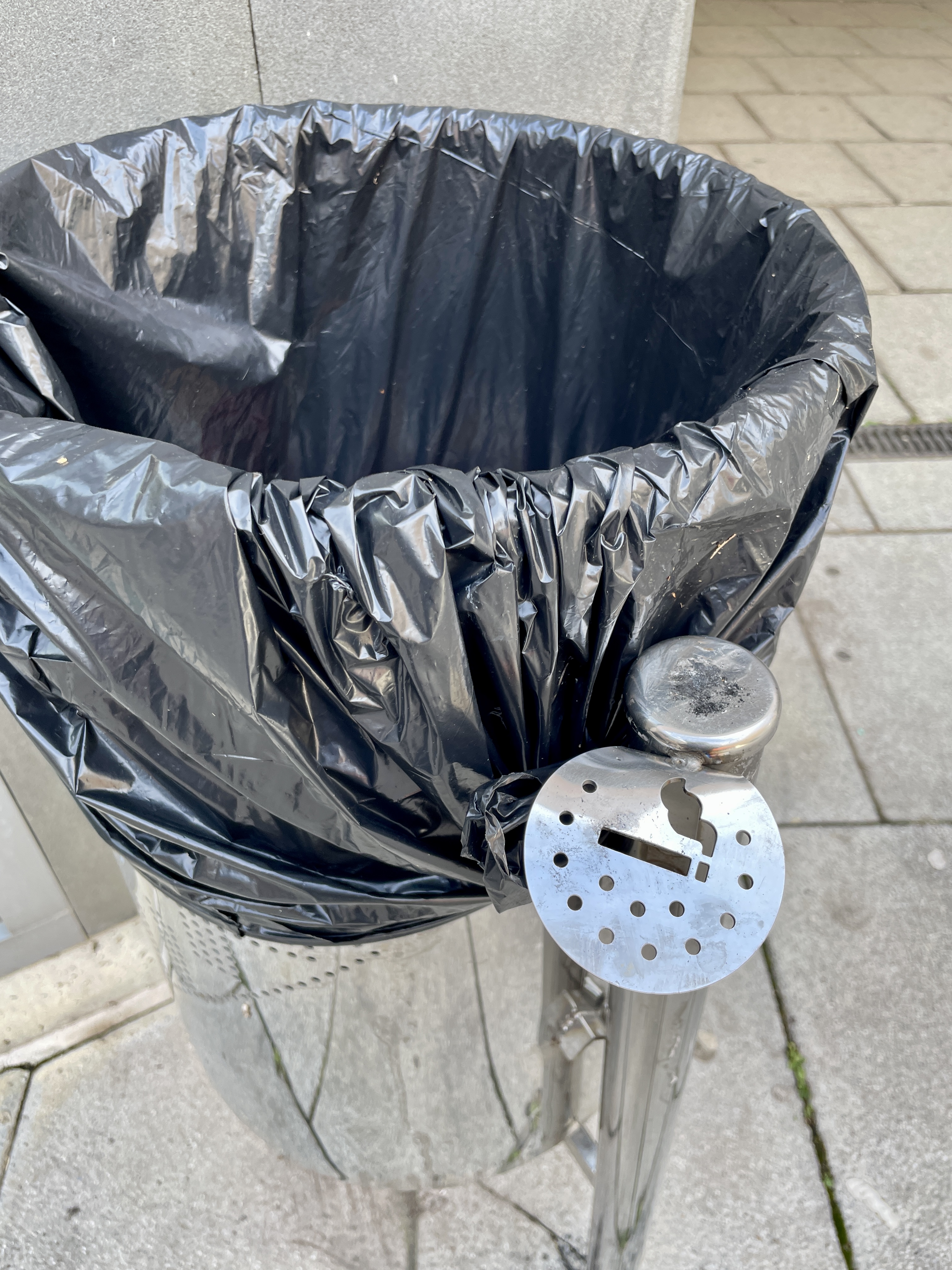 Imagen para los medios: Plaques-cendrer a les papereres. 